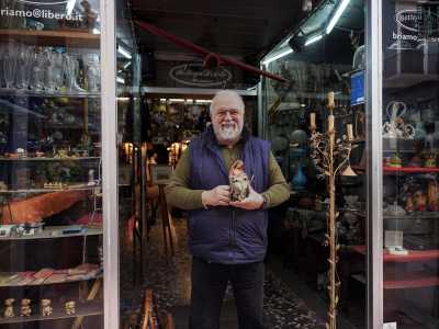 Un luogo presente qui dal 1980 e aperto dal 65enne Massimo Briamo, artigiano che crea e vende statue e oggettistica per i presepi